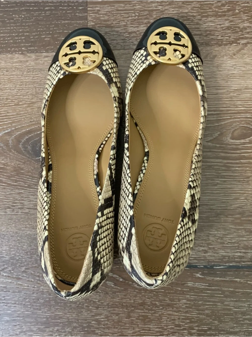 Tory Burch women’s Chelsea snake print cap toe Pumps 10